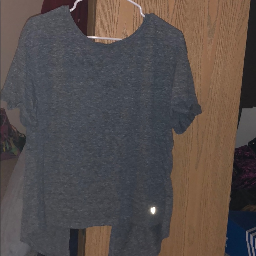 Athletic tee with open back 🌟